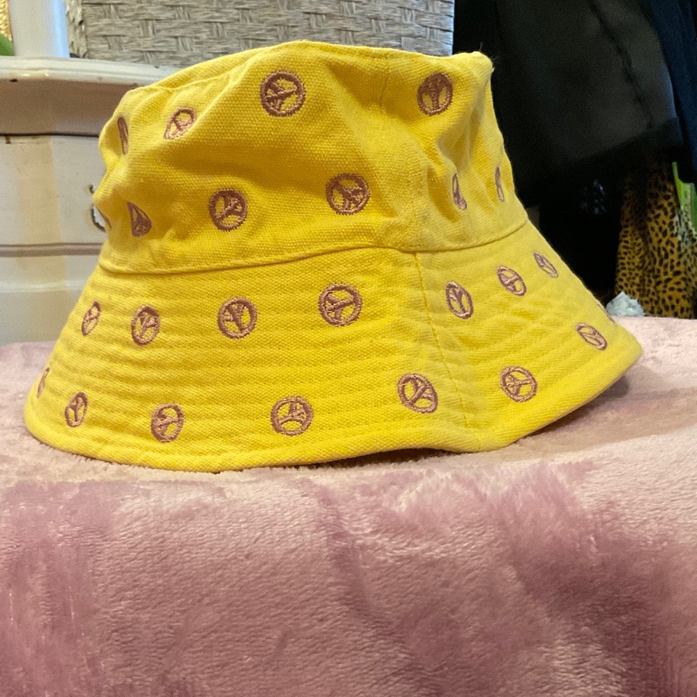 BNWOT YELLOW AND PURPLE PEACE SIGN BUCKET HAT